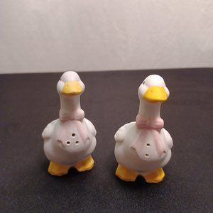 salt and pepper glass shakers goose/duck pink ribbon